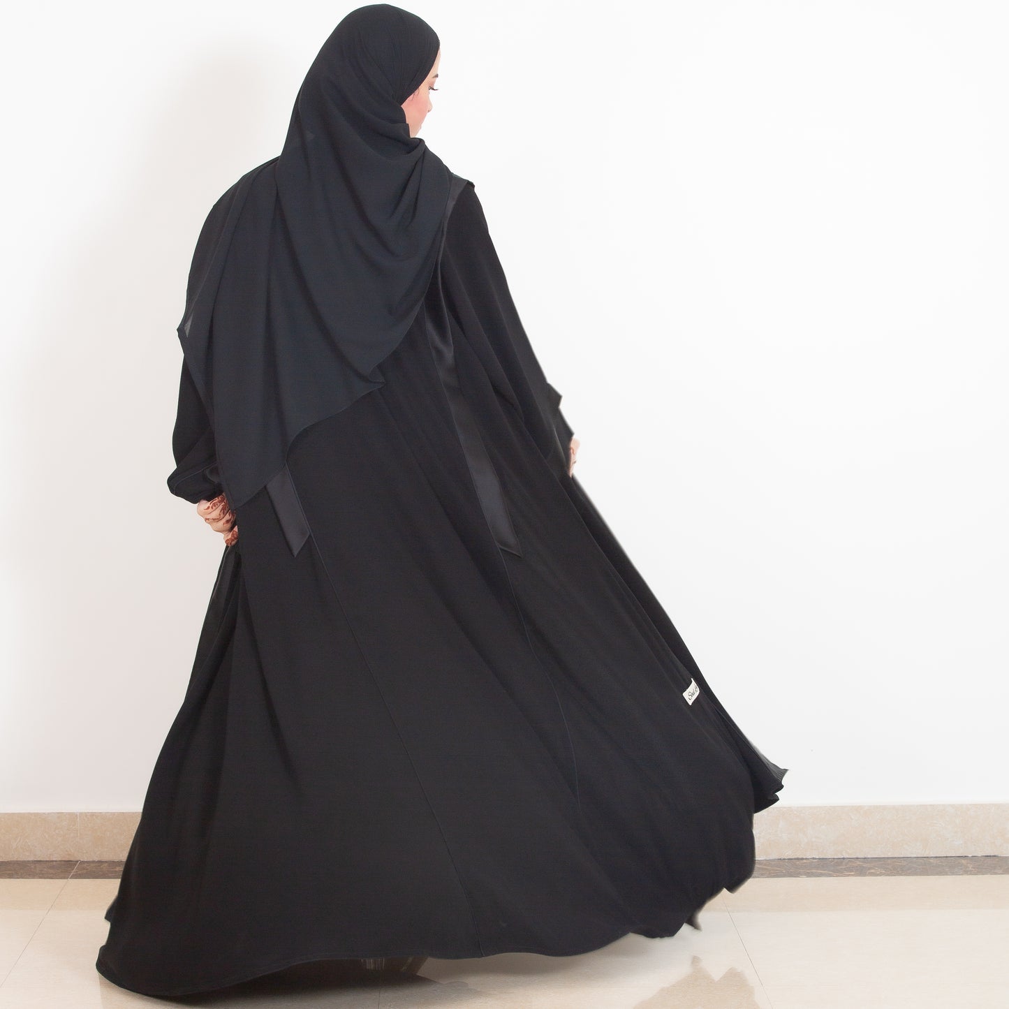 Flowy classic black abaya