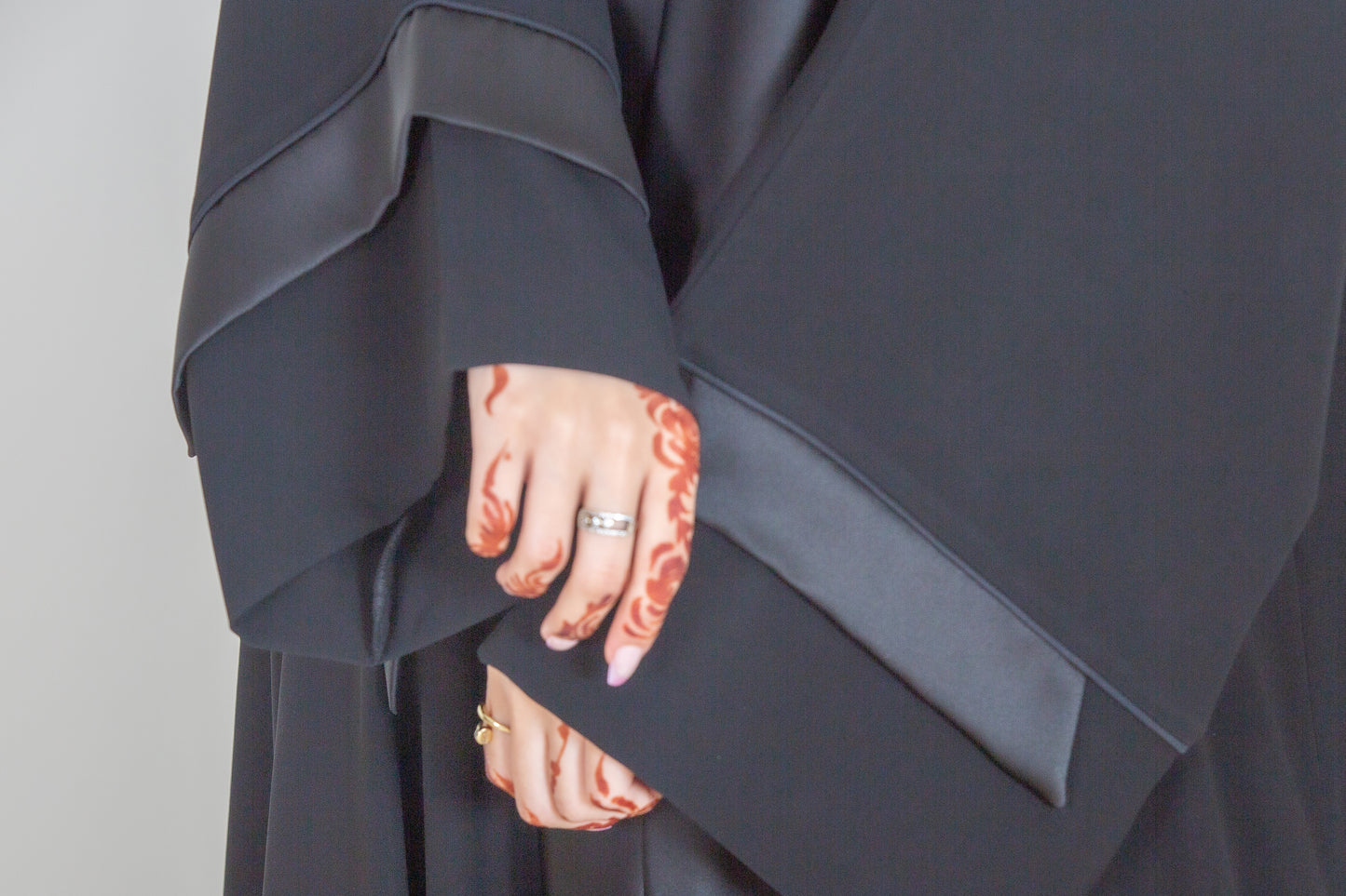 Flowy classic black abaya
