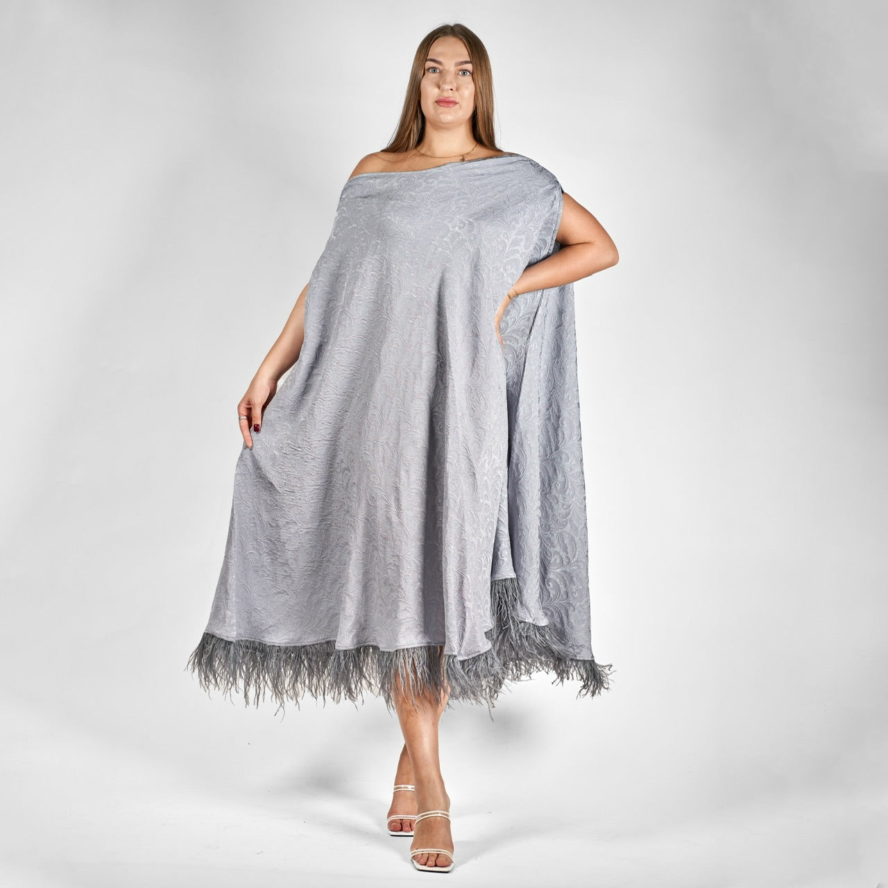 Soft grey dress with feathers - 2
