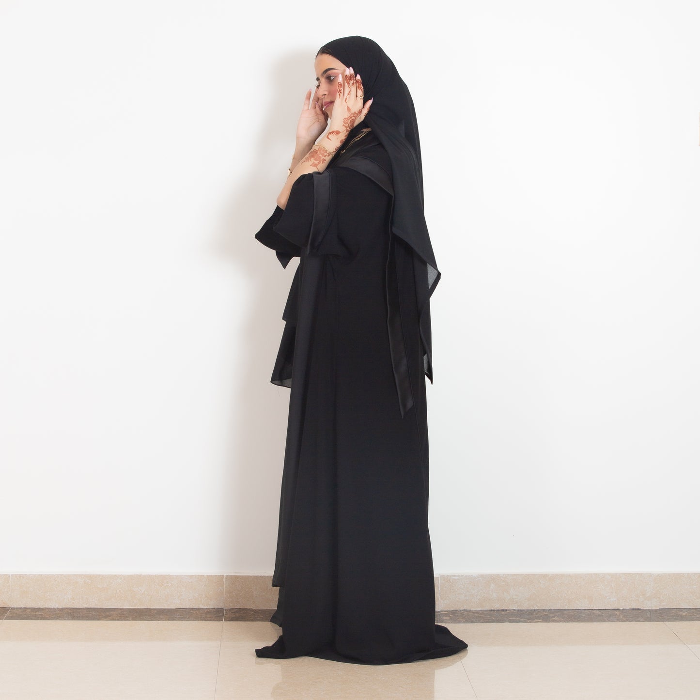 Flowy classic black abaya